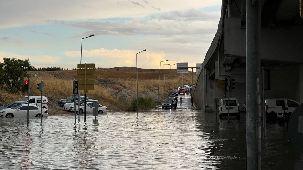 Ankara'yı kuvvetli sağanak vurdu: Yollar göle döndü, iş yerlerini su bastı - 2