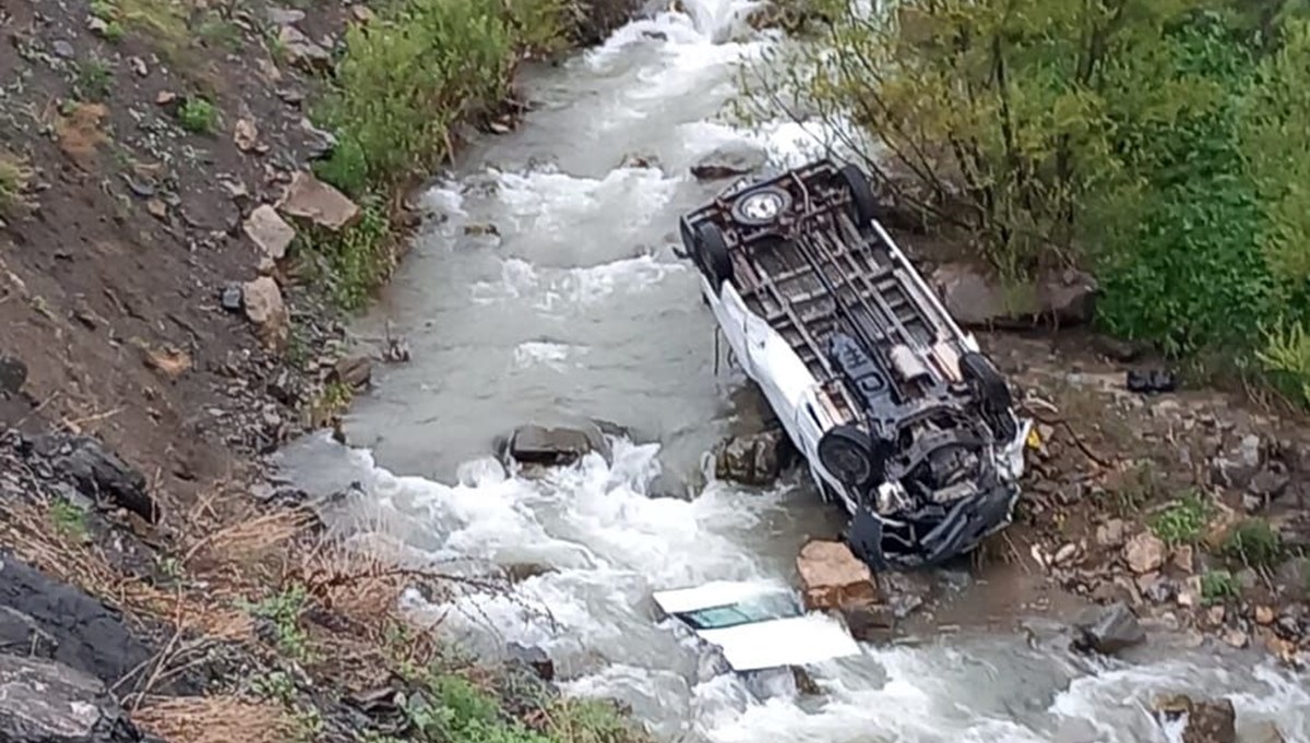 Derede can pazarı! Hakkari'de minibüs devrildi: İki ölü, üç yaralı Derede can pazarı! Hakkari'de minibüs devrildi: İki ölü, üç yaralı