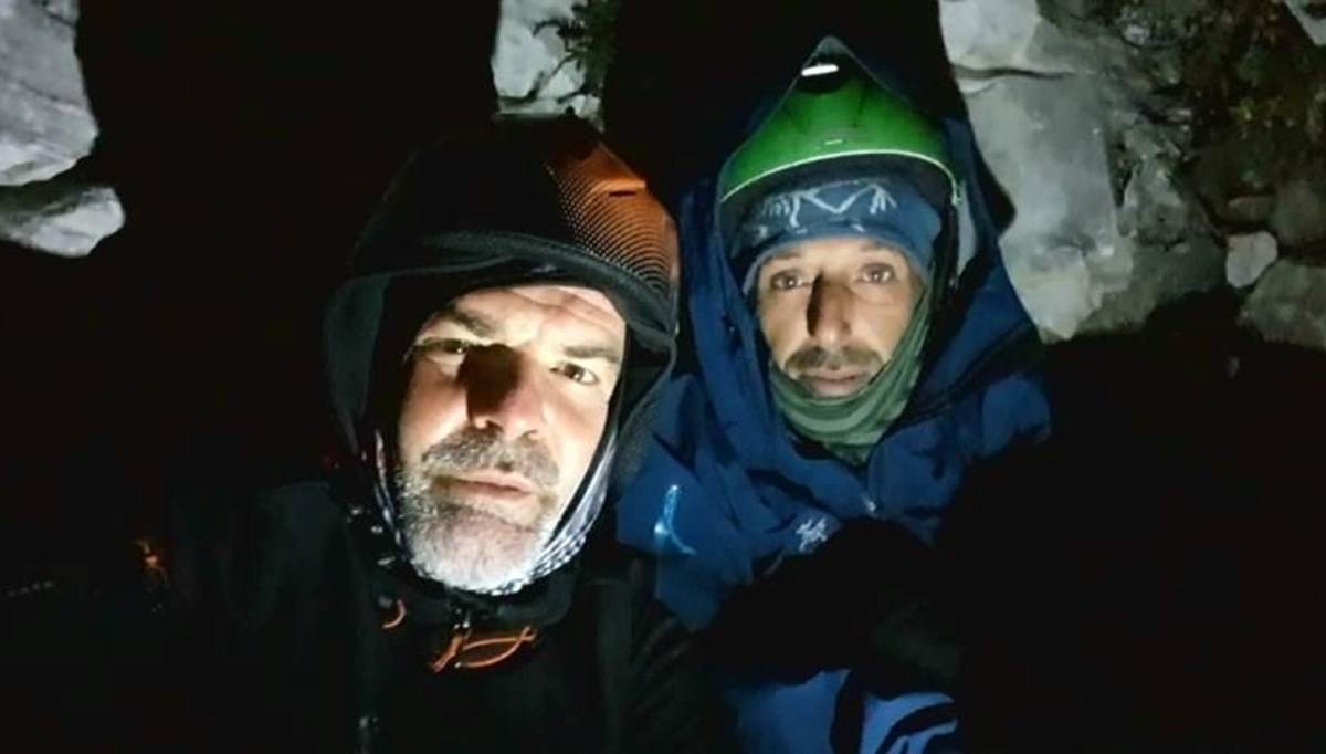 Uludağ'da mahsur kalan paraşütçüler kurtarıldı Uludağ'da mahsur kalan paraşütçüler kurtarıldı