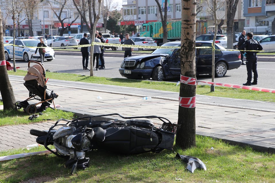 Kazada savrulan motosiklet kaldırımdaki yayalara çarptı: 1 ölü, 3 yaralı - 1