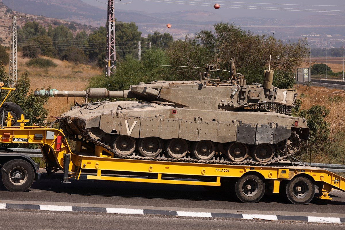 Hizbullah ile İsrail arasındaki sınır ötesi çatışmaların ortasında, İsrail ordusuna ait bir tank İsrail