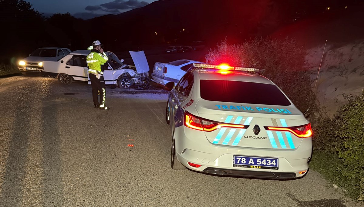 Karabük'te iki otomobilin çarpıştığı kazada 4 kişi yaralandı Karabük'te iki otomobilin çarpıştığı kazada 4 kişi yaralandı