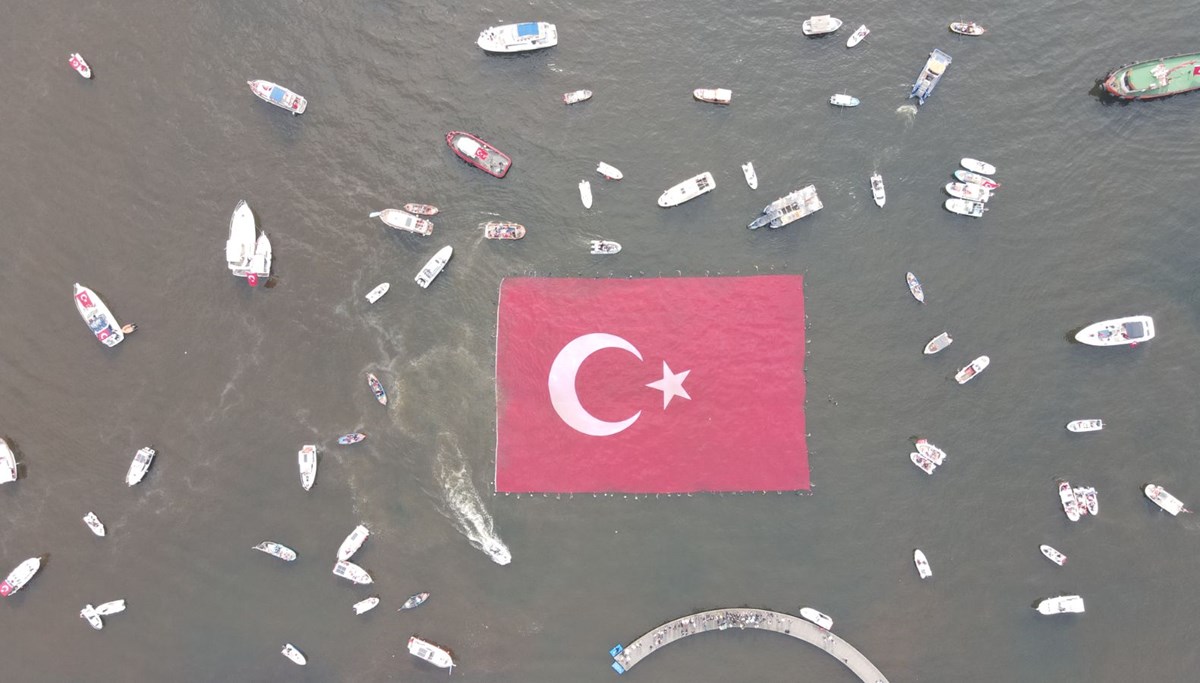 İzmit Körfezi'nde 1923 metrekarelik Türk bayrağı açıldı İzmit Körfezi'nde 1923 metrekarelik Türk bayrağı açıldı