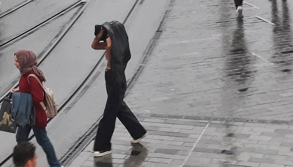 İstanbul'da yağmur etkili oluyor (Hem kara hem hava trafiği olumsuz etkilendi)