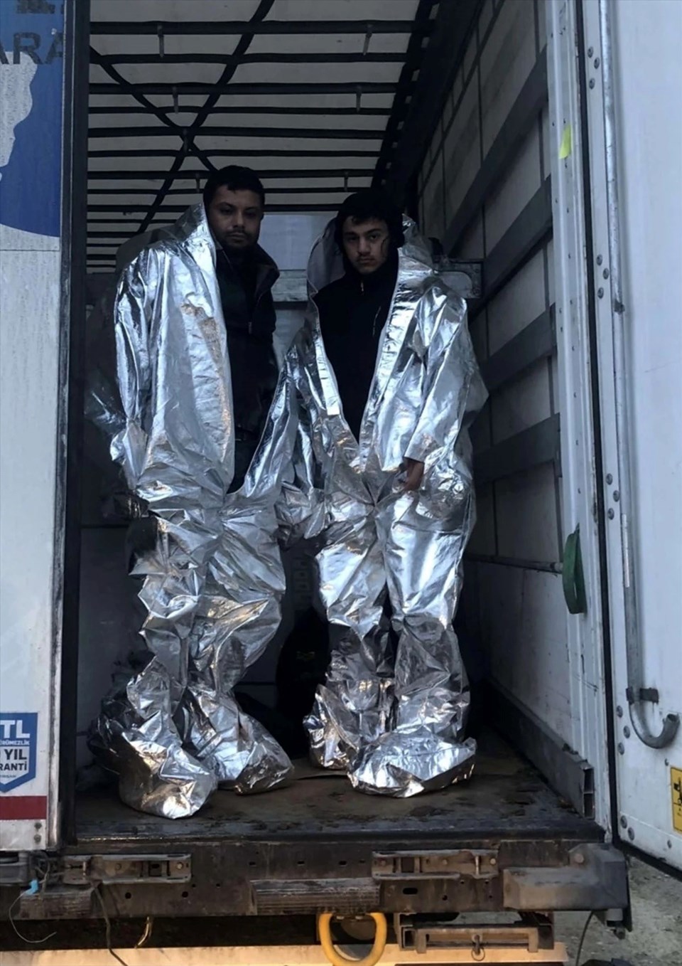 Kaçak göçmenler alüminyum folyo kaplı kıyafetle yakalandı - 1