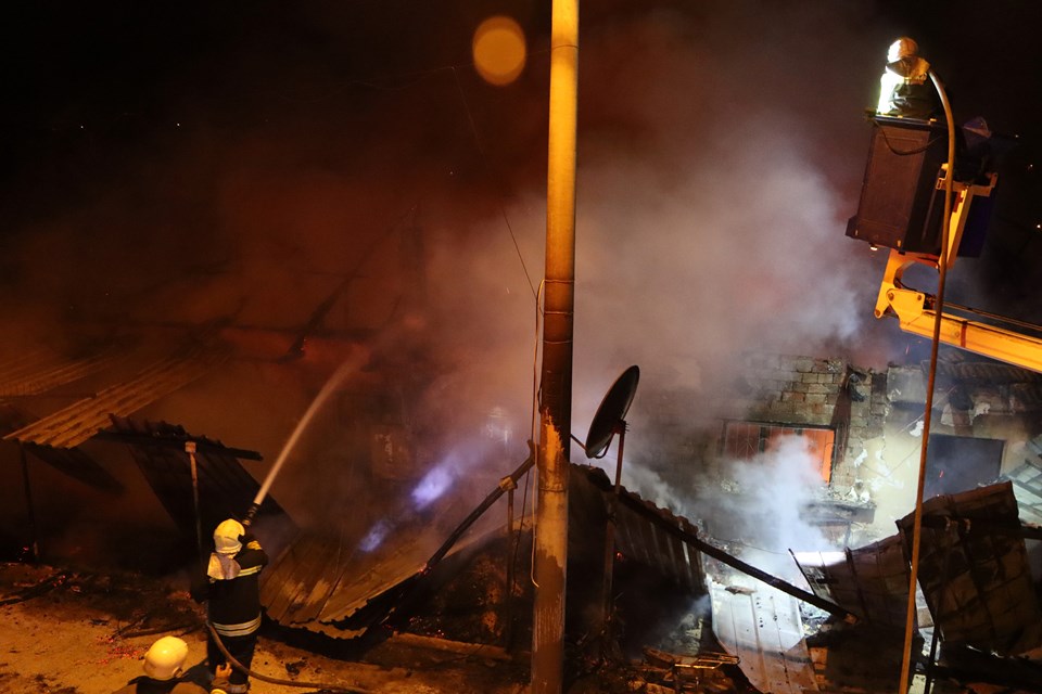 Manisa'da yangın: 2 ev kül oldu - 2