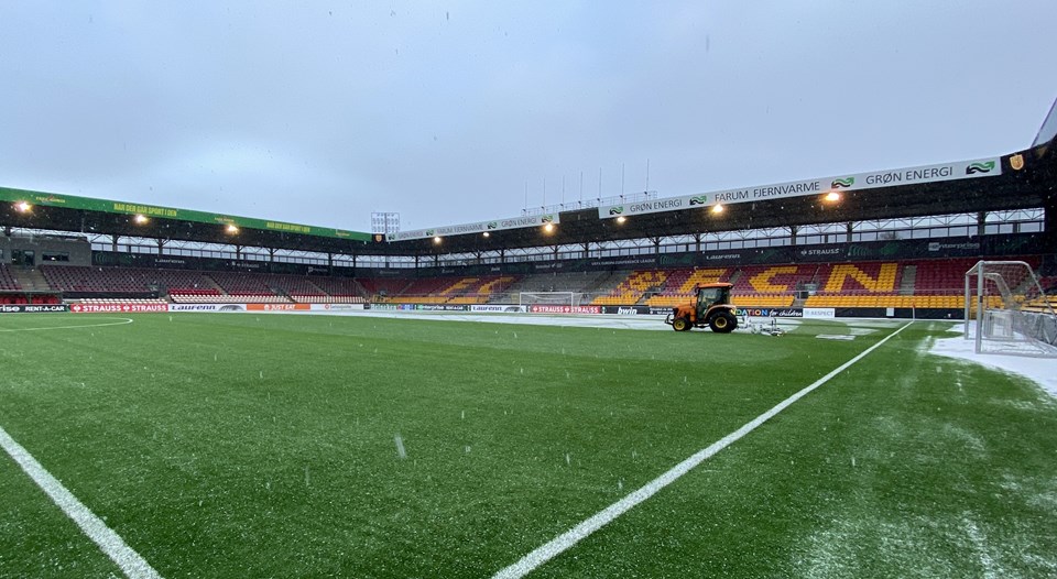 Fenerbahçe'nin rakibi Nordsjaelland'ın sahasında kar temizleme çalışmaları - 1