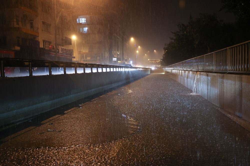 Antalya'da sel ve su baskını: 1 kişi yaşamını yitirdi, 6  ilçede eğitime ara verildi (4 şehir için turuncu kodlu uyarı) - 11