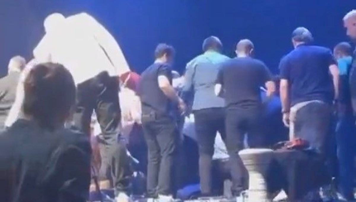 Volkan Konak sahnede fenalaşıp yere yığıldı