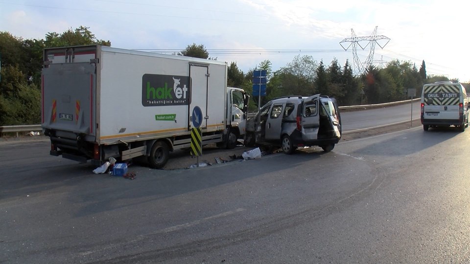 İstanbul'da kamyonet ile hafif ticari araç çarpıştı: 2 yaralı - 1