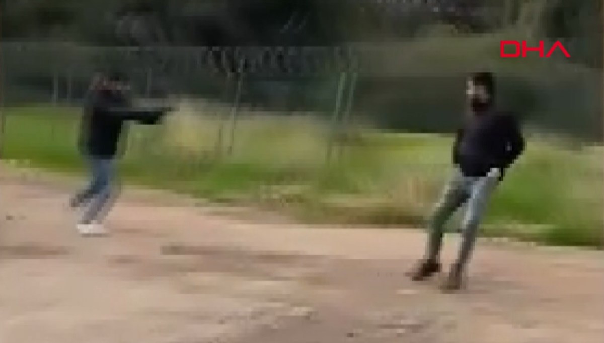 Mersin'de silahlı saldırı: Biri kurşun yağdırdı, diğeri videoya çekti Mersin'de silahlı saldırı: Biri kurşun yağdırdı, diğeri videoya çekti