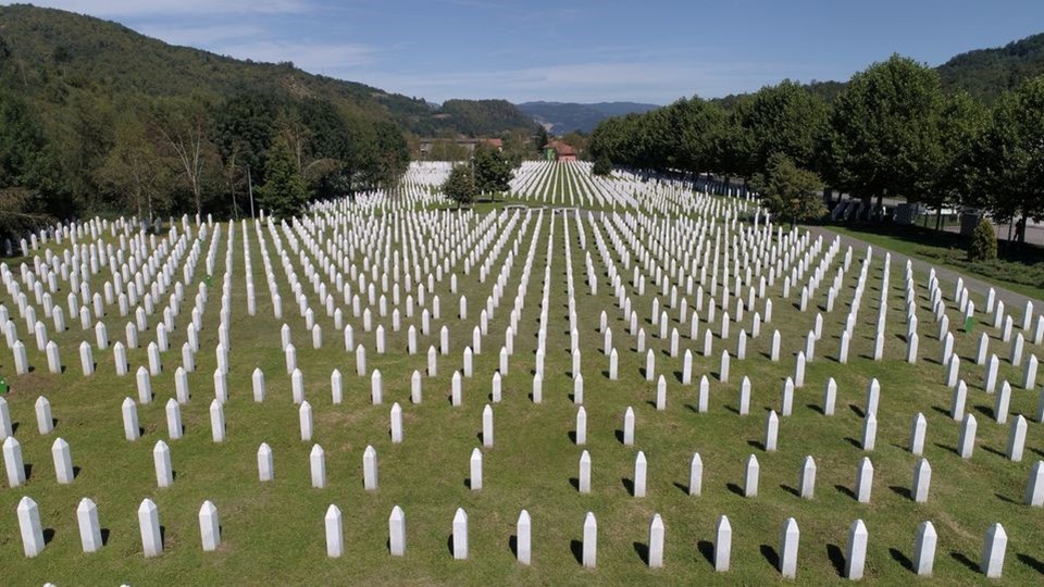 Hollanda’dan 27 yıl sonra Srebrenitsa kurbanlarının ailelerinden özür - 1