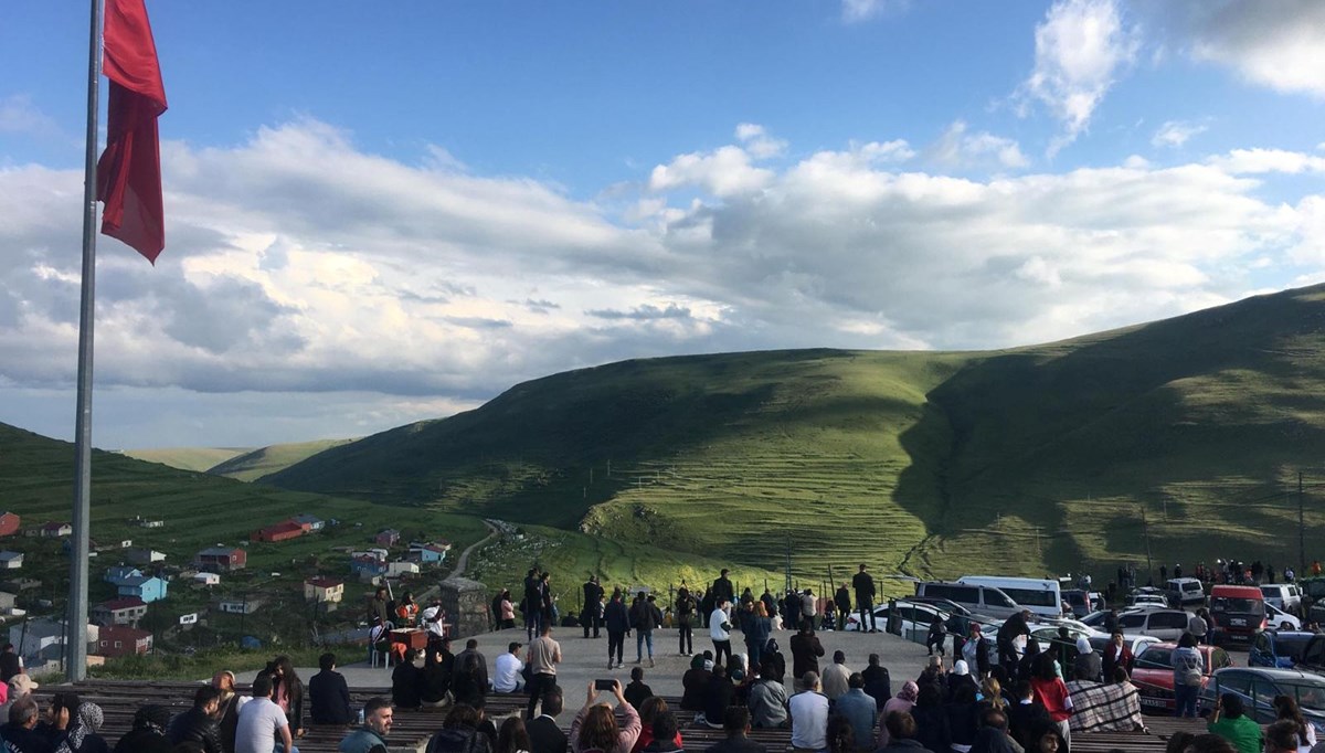 Karadağ'a Atatürk silueti yansıdı, yüzlerce kişi akın etti