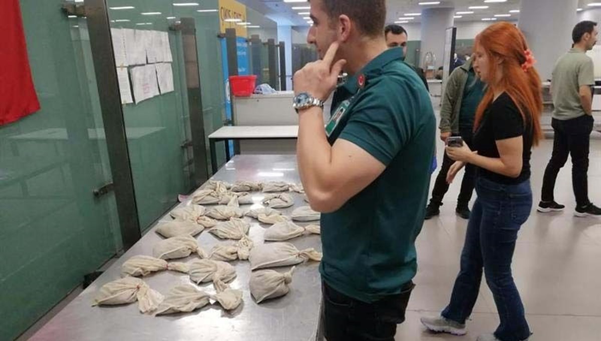 İstanbul Havalimanı’nda 20 bin adet sülük ele geçirildi İstanbul Havalimanı’nda 20 bin adet sülük ele geçirildi