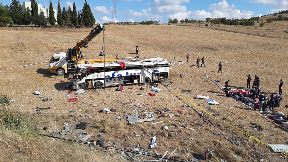 Balıkesir'de yolcu otobüsü devrildi: 15 kişi hayatını kaybetti - 17