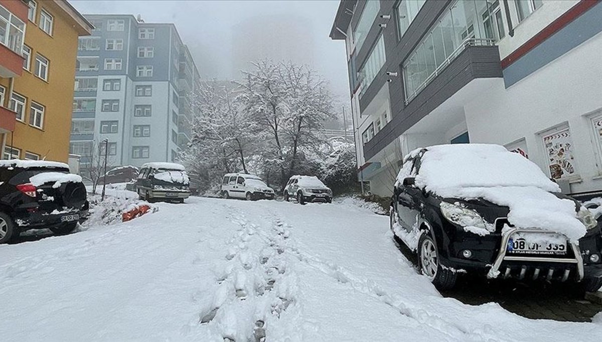 Artvin ve Gümüşhane'de kar etkili oluyor Artvin ve Gümüşhane'de kar etkili oluyor