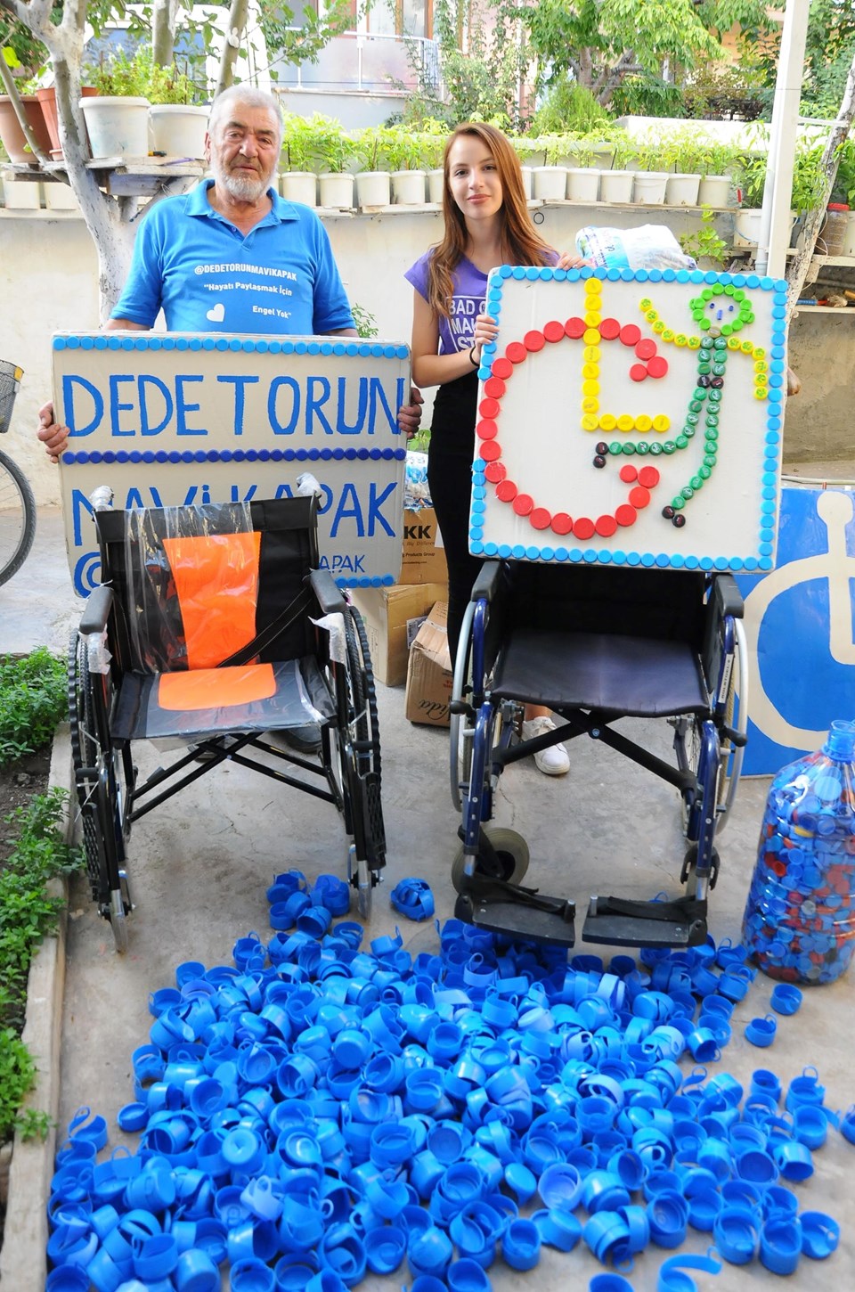 Dede torun 43 ton mavi kapak topladı, 137 tekerlekli sandalye aldı - 1