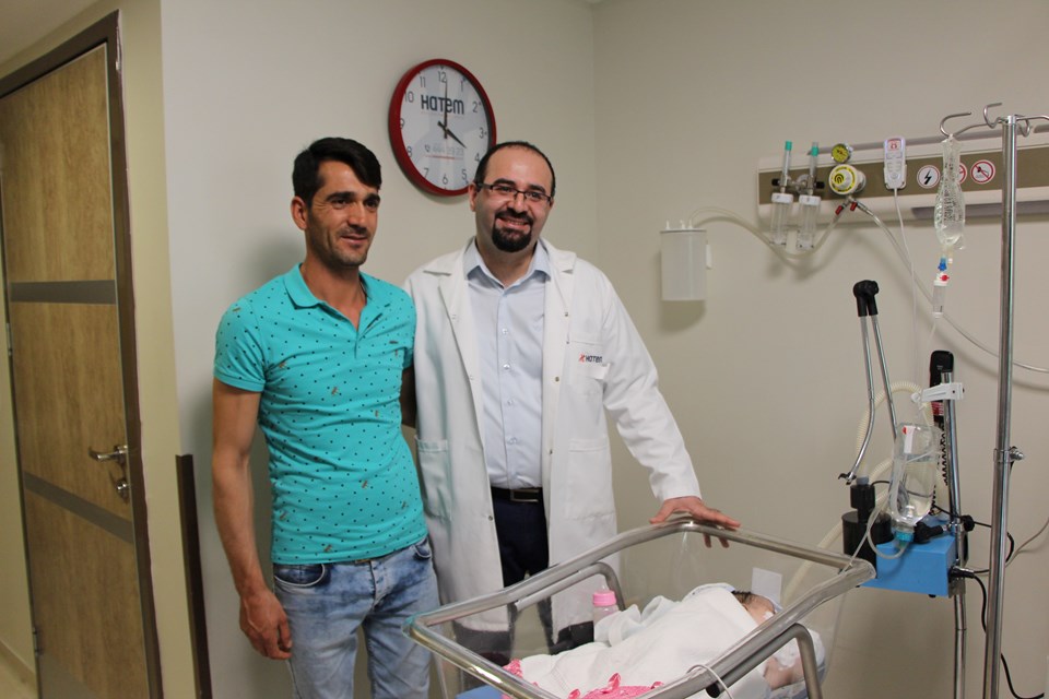 Zümra'nın babası Mahmut Ünal ve Opr. Dr. Can Pamukcu.