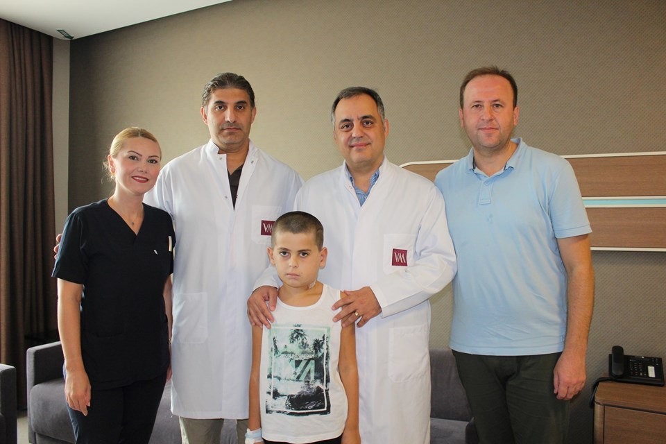 Ameliyat sonrası sağlığına kavuşan Tahir Emuş ve babası Fatmir Emuş’u, Prof. Dr. Mete İşeri, Doç. Dr. Doğan Koca ve Sorumlu Hemşire Gülsüm Şahin uğurladı.