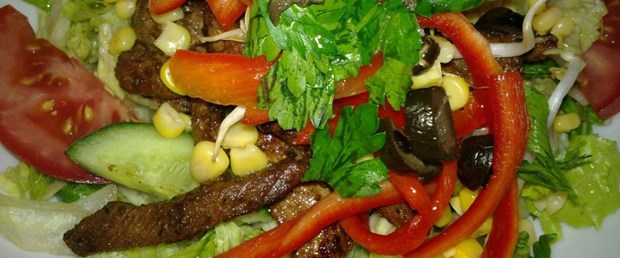 Etin yanında bol limonlu salata iyi gider