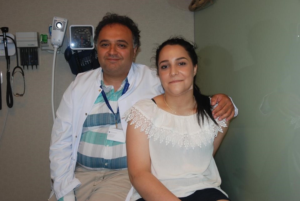 Doç. Dr. Mehmet Veli Karaaltın ve hastası Neval Akter.