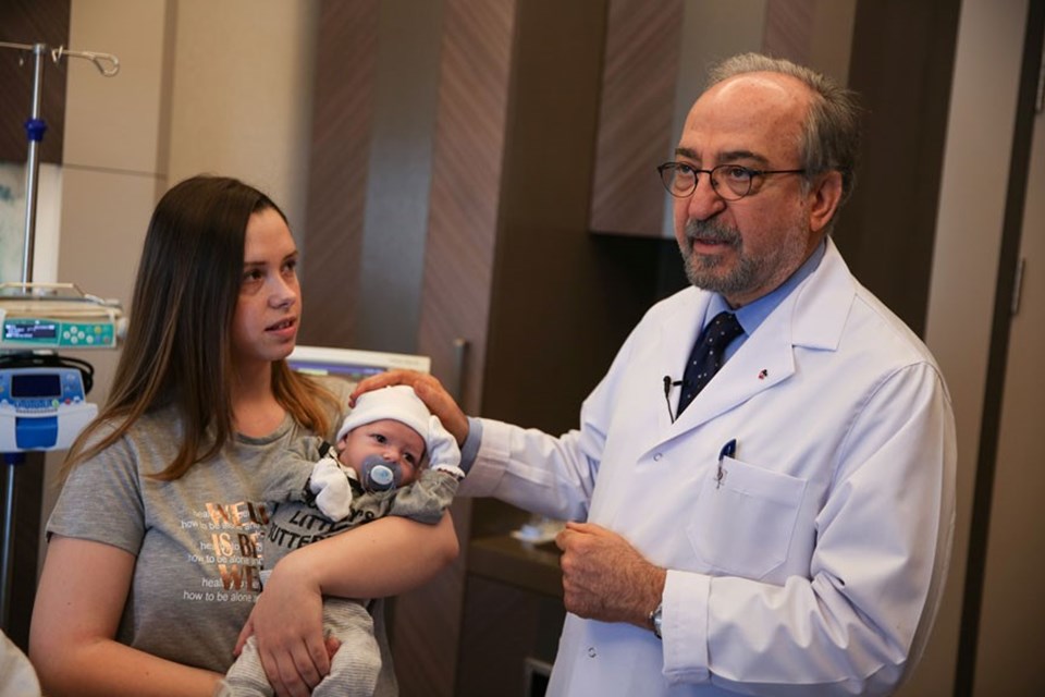 Adijan bebek, annesi Medine Kahriman ve doktoru Prof. Dr. Tayyar Sarıoğlu ile.
