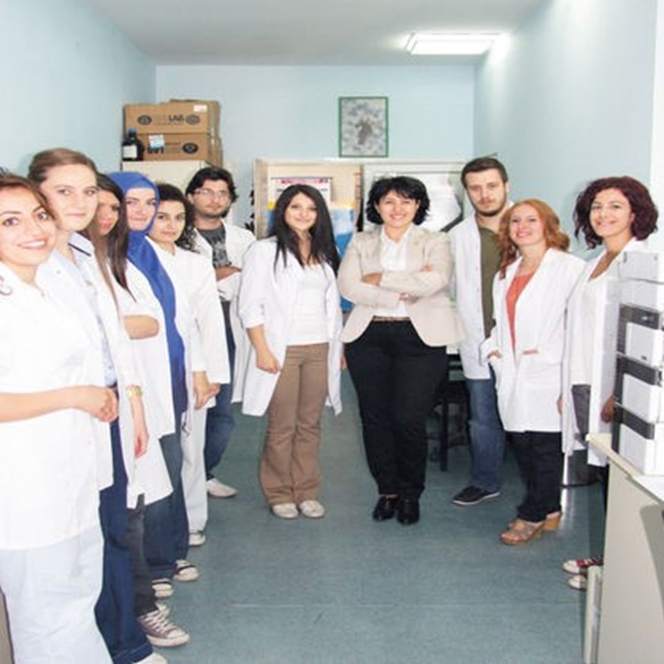 Eskişehir Osmangazi Üniversitesi Venom Laboratuvarı sorumlusu Doç. Dr. Figen Çalışkan ve öğrencileri.