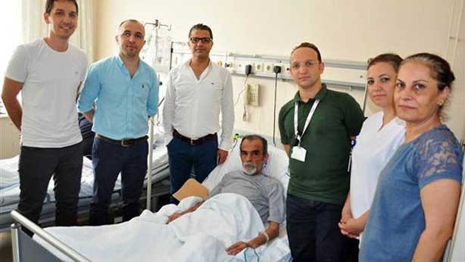 Hamit Zantur, ameliyatını yapan sağlık ekibiyle birlikte.