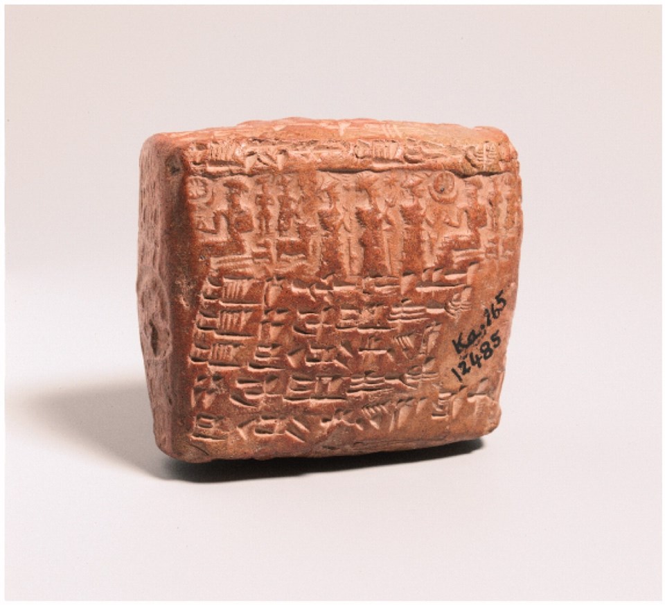 Asurlularca 4000 yıl önce çivi yazısı ile yazılmış kil tablet 