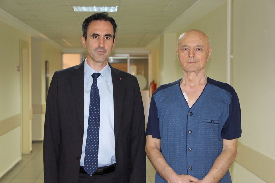 Doç. Dr. Mehmet Velidedeoğlu ve hastası Necmi Eren.