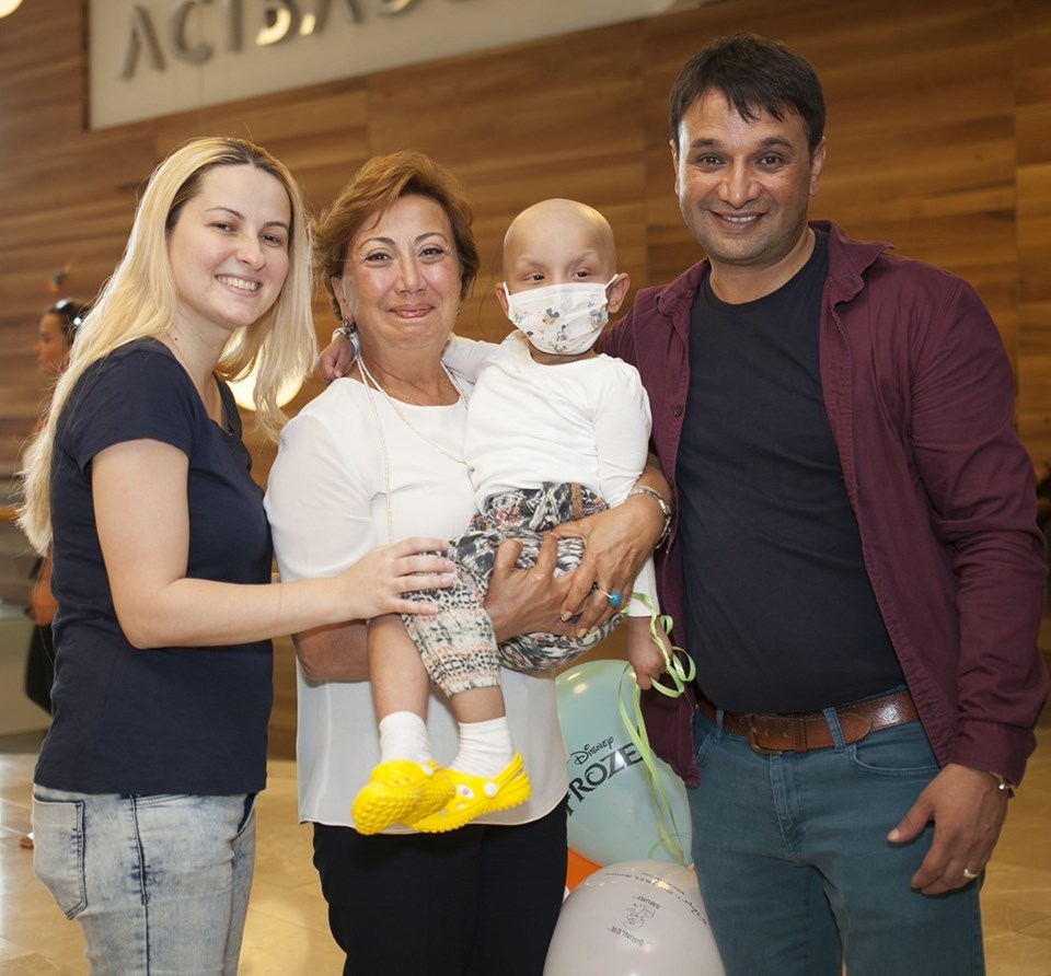Berfin, annesi, babası ve Prof. Dr. Gülyüz Öztürk (ortada).