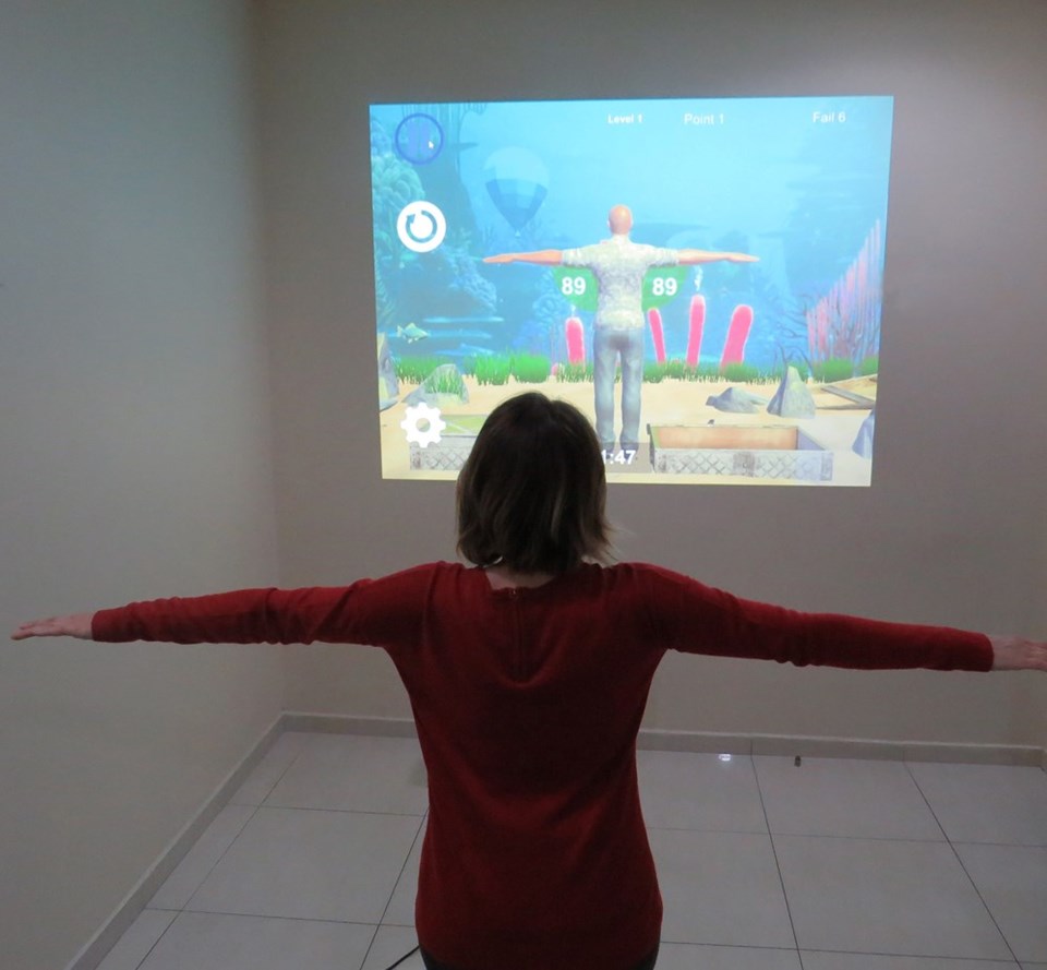 Sanal gerçeklik rehabilitasyonu ile hastalar egzersizlerini daha kolay yapabiliyor.