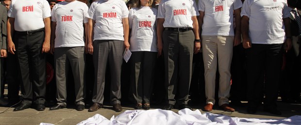 Sağlıkçılardan 'beyaz önlük' eylemi