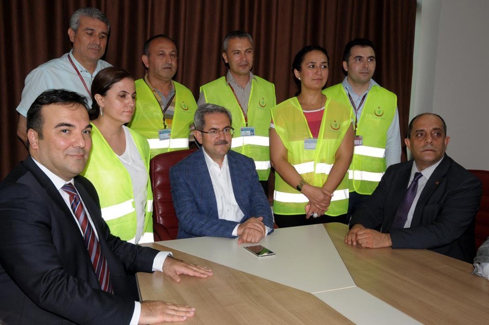 Necdet Ünüvar (ortada), hasta ve yakınları ile sağlık çalışanları arasında köprü vazifesi görecek bir ekibe ihtiyaç duyulduğunu söyledi.