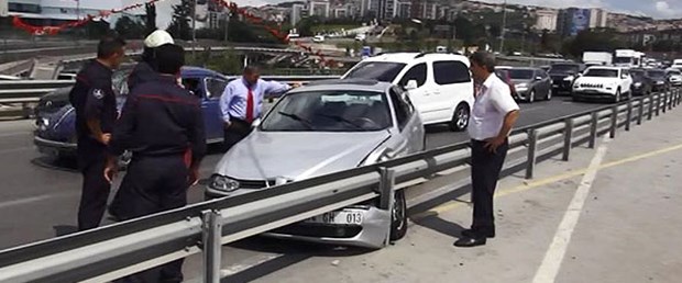 Direksiyonda sara krizi geçiren sürücü bariyere çarptı.jpg