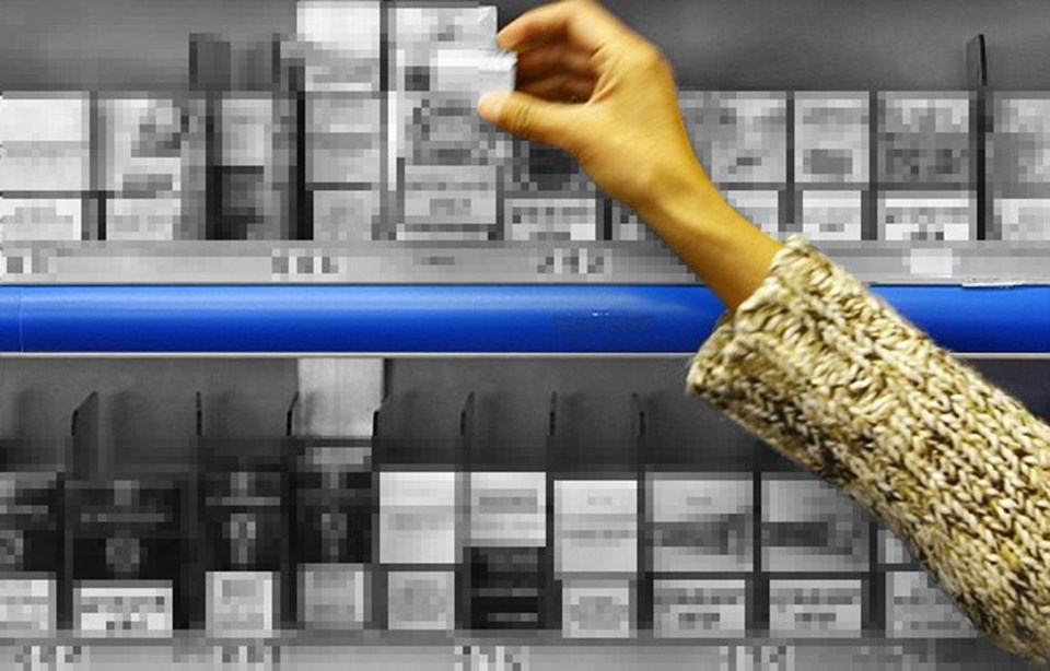 Araştırmalara göre markalı rengarenk paketler yerine düz paket sistemine geçmek gençlerin sigaraya başlamasını engelleyen etkin bir yöntem....