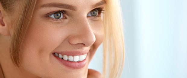 Kuruyan ve matlaşan bir cilt. Alında, kaşlar...