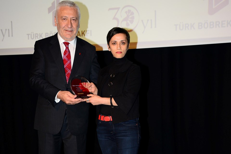 Ntv.com.tr'den Tülay Karabağ'a ödülünü TBV Yönetim Kurulu Başkanı Aydın Ekinci verdi.