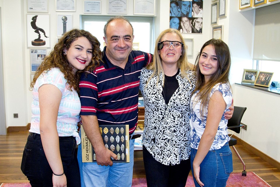 Dilek Ümran Öztürk, eşi ve birini 3 yaşına kadar gördüğü, diğerinin yüzüne ise tamemen yabancı olduğu kızlarıyla.