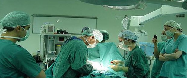 Vücudundaki 90 kiloluk tümör için ameliyatta