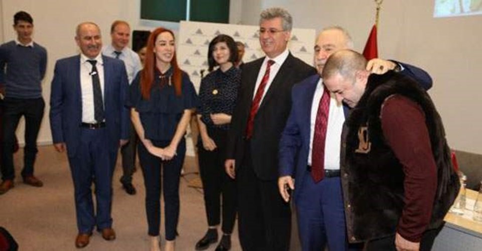 Bedrettin Dalan, Şafak Sezer'in saçlarını göstererek "Burada hiç saç yoktu" diye konuştu.