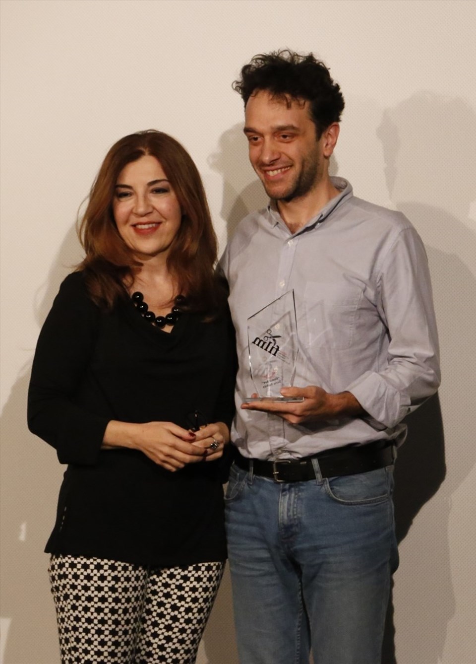 Barış Sarhan (sağda) ödülünü Akbank Sanat Müdürü Derya Bigalı’dan aldı.