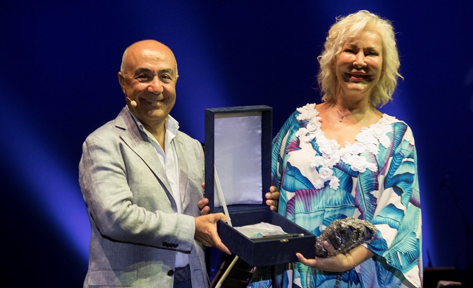 Doğuş Grubu CEO’su Hüsnü Akhan, festivalin bu yılki onur ödülünü piyano virtüözü Gülsin Onay’a takdim etti.