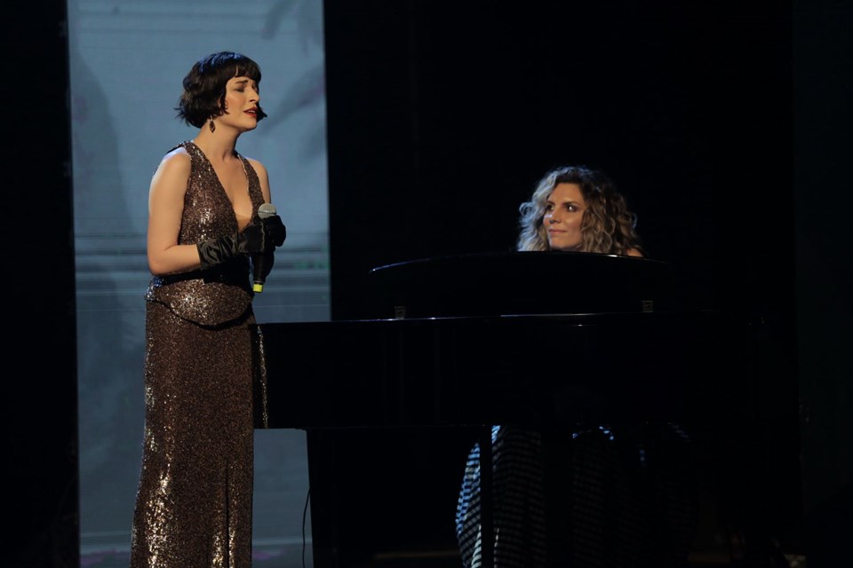 GONCA VUSLATERİ'NDEN ŞARKI PERFORMANSI