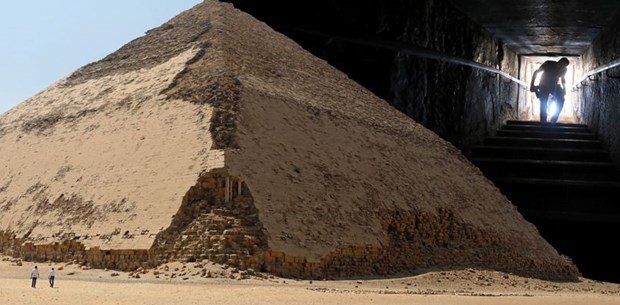 4 bin 600 yıllık Bent Piramidi ziyarete açıldı Mısır Piramitleri'nin