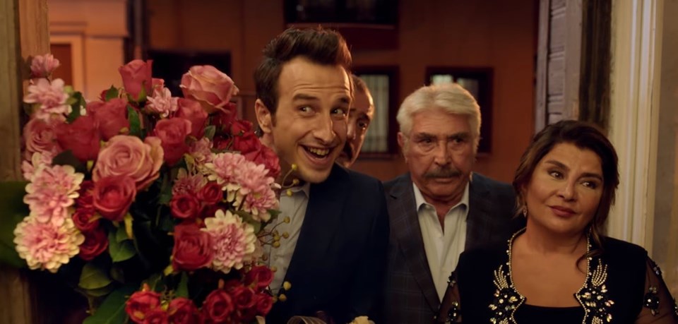 Filmde, aynı gün eşlerinden ayrılan ve tesadüfle tanışan Solmaz ve Fikret’in bir zorunluluktan dolayı aileymiş gibi davranma maceralarını anlatıyor.