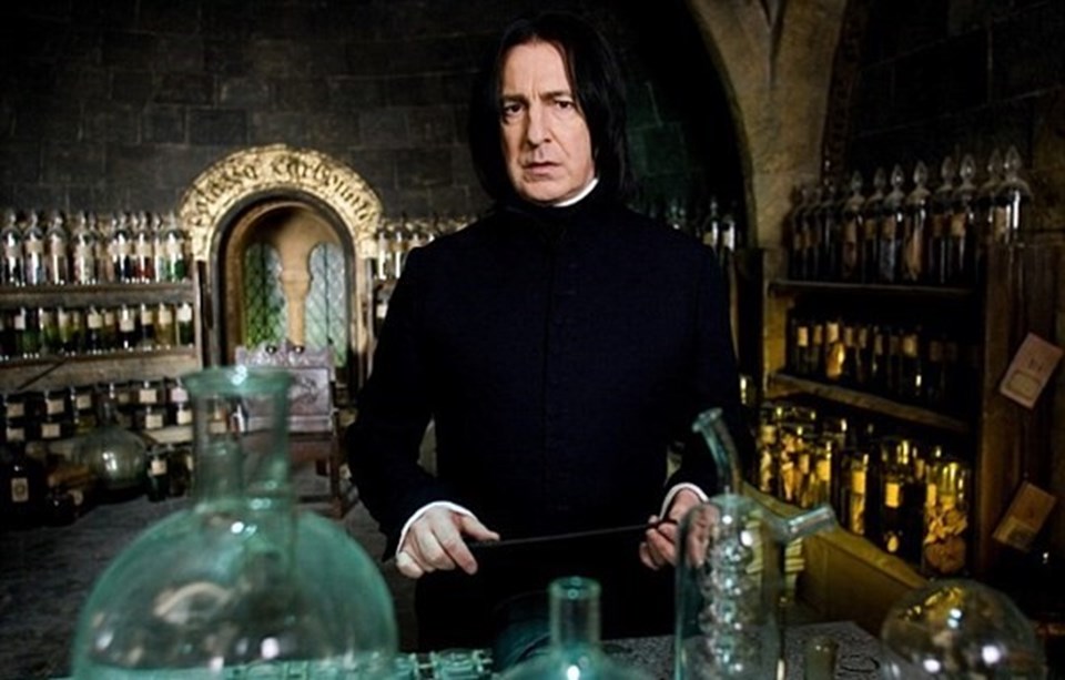 Rickman, Harry Potter serisinde "Profesör Snape" rolüyle karşımıza çıkmıştı.