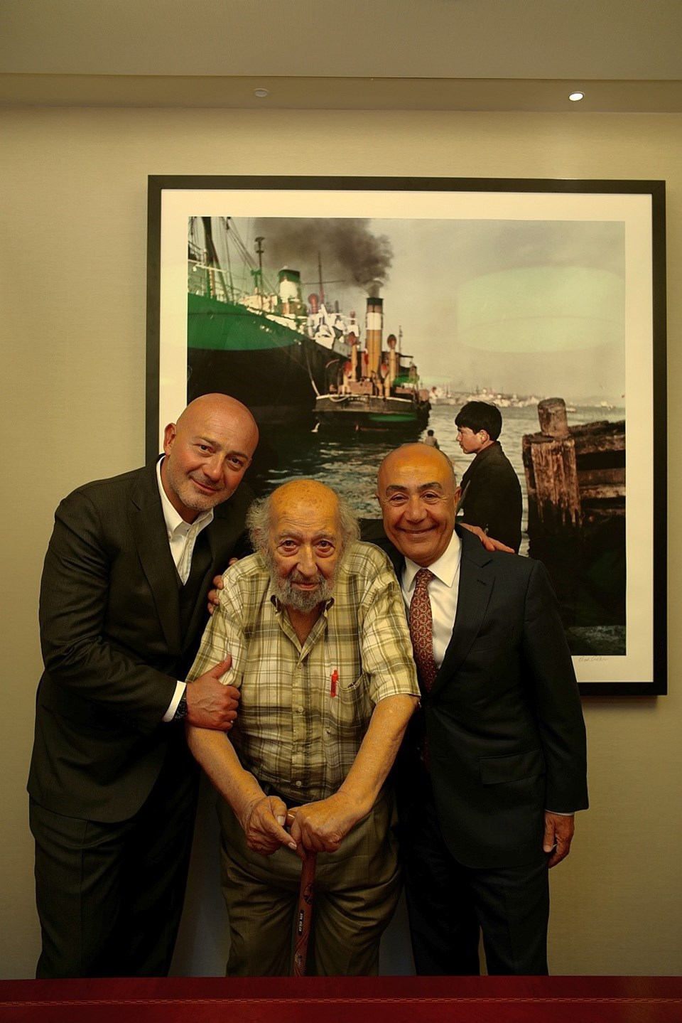 Ferit F. Şahenk, Ara Güler ve Hüsnü Akhan uluslararası fotoğraf müzesi imza töreninde.