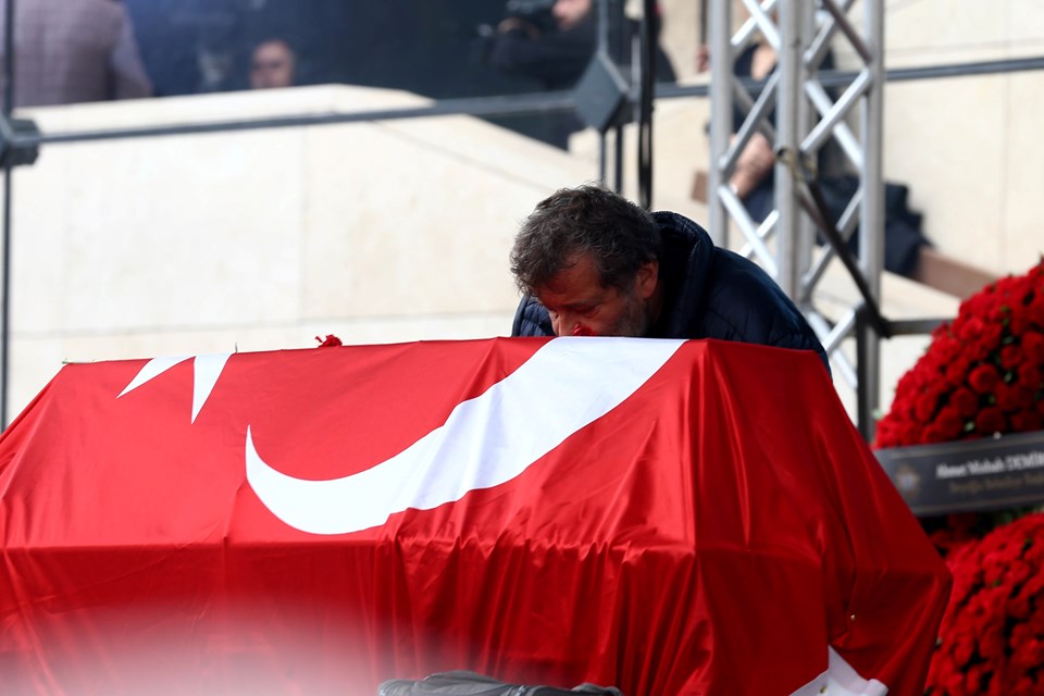 Törene katılan foto muhabiri Coşkun Aral, Güler'in tabutunu öptü.