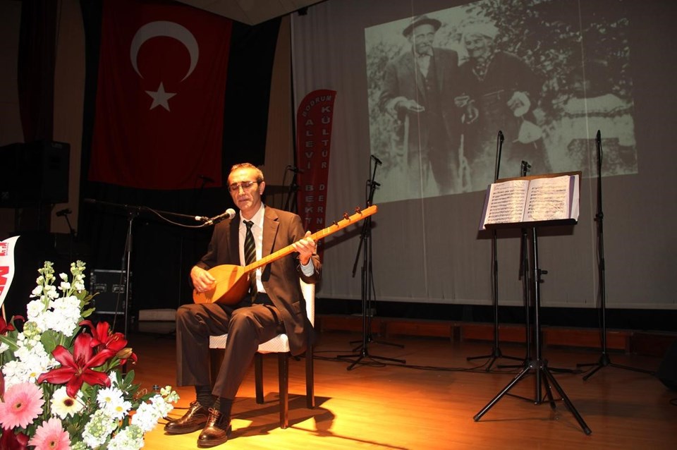 Anma konserine ilgi gösteren Bodrumlu sanatseverler, türkülere eşlik etti.